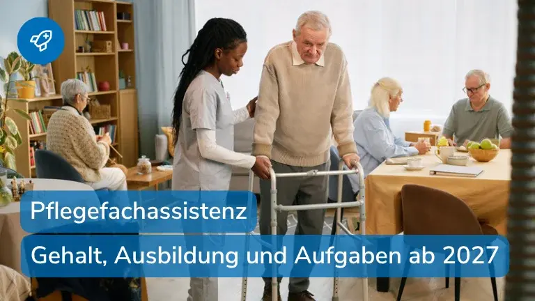 Pflegekraft begleitet einen älteren Mann mit Rollator durch den Aufenthaltsraum eines Pflegeheims, Thema Pflegefachassistenz.