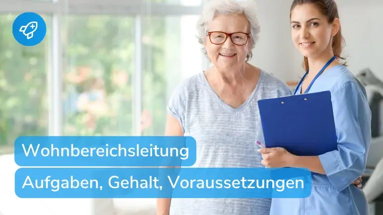 Wohnbereichsleitung mit Klemmbrett und Bewohnerin im Pflegeheim